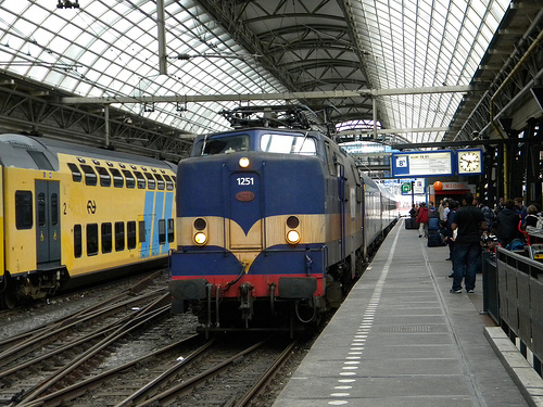 ده‌ها نفر در برخورد دو قطار مسافر بری در نزدیکی آمستردام هلند، زخمی شدند