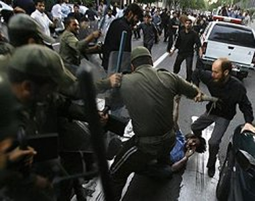 حمله نیروی انتظامی به تجمع کارگران در سنندج حمله نیروی انتظامی به تجمع کارگران در سنندج