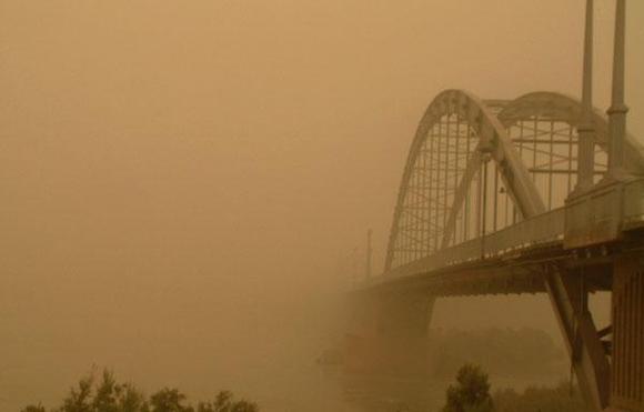 اهواز - گرد و غبار به حدی است که حتی آن سوی رودخانه را هم نمی توان دید