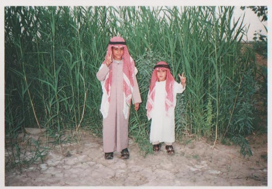 عکس دو کودک عرب اهوازی در حاشیه هور العظیم