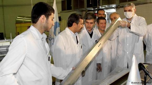 احمدی‌نژاد در جریان بازدید از رآکتور تحقیقاتی تهران