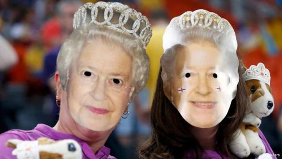 هواداران انگلیس با ماسک ملکهی بریتانیا در ورزشگاه دونتسک هواداران انگلیس با ماسک ملکهی بریتانیا در ورزشگاه دونتسک