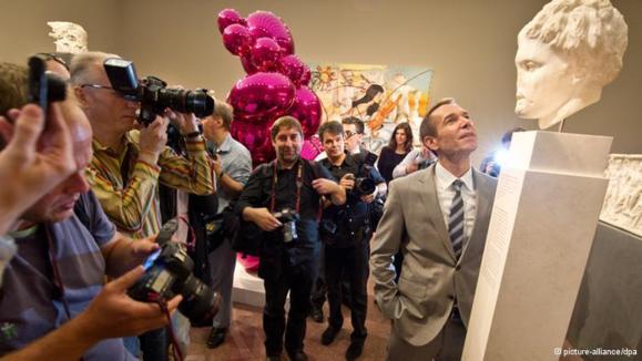 جف کونز در حلقه خبرنگاران و عکاسان در لیبلیگهاوز فرانکفورت جف کونز در حلقه خبرنگاران و عکاسان در لیبلیگهاوز فرانکفورت