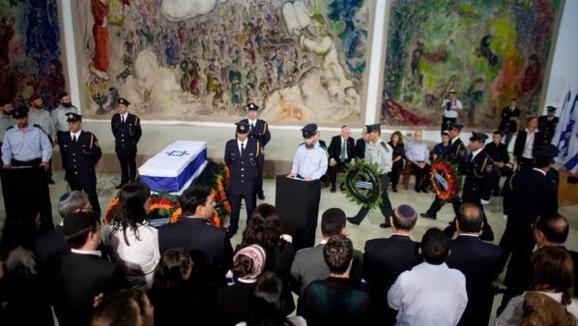 در حالیکه دختر اسحاق شامیر مشغول تشییع جنازه پدرش بود دزدان اسرائیلی به منزل او دستبرد زدند در حالیکه دختر اسحاق شامیر مشغول تشییع جنازه پدرش بود دزدان اسرائیلی به منزل او دستبرد زدند