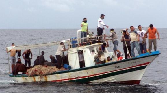 تشنگی در دریای مدیترانه 54 پناهجوی افریقایی را از پای در آورد تشنگی در دریای مدیترانه 54 پناهجوی افریقایی را از پای در آورد