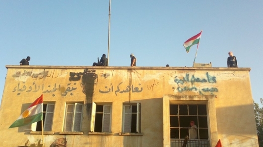 پرچم کردستان بر فراز ساختمان های دولتی در سوریه پرچم کردستان بر فراز ساختمان های دولتی در سوریه