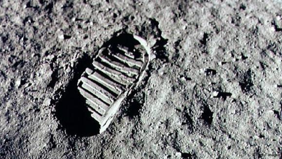 اثر پای نیل آرمسترانگ بر خاک ماه در ۲۰ ژوئیه ۱۹۶۹