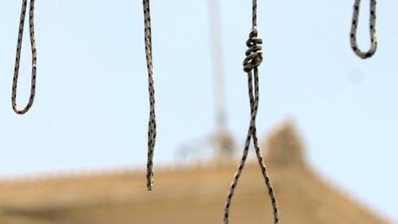 به دار آویختن دو برادر در زندان مخوف رجايی شهر کرج به دار آویختن دو برادر در زندان مخوف رجايی شهر کرج