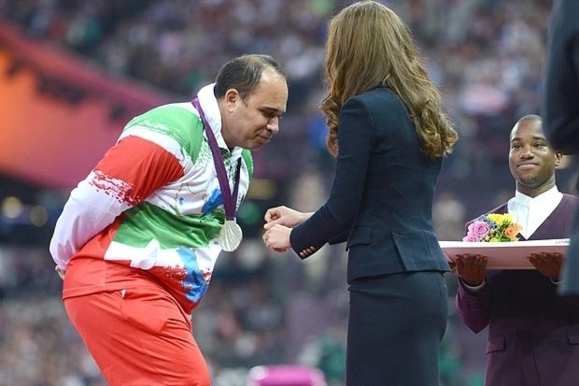 ورزشکار ایرانی از دست دادن با عروس ملکه بریتانیا خودداری کرد