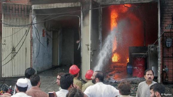 آتشسوزی پاکستان جان ۱۳۰ نفر را گرفت آتشسوزی پاکستان جان ۱۳۰ نفر را گرفت