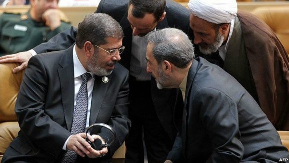 محمد مرسی ریس جمهوری مصر در محاصره مشاوران خامنه ای محمد مرسی ریس جمهوری مصر در محاصره مشاوران خامنه ای