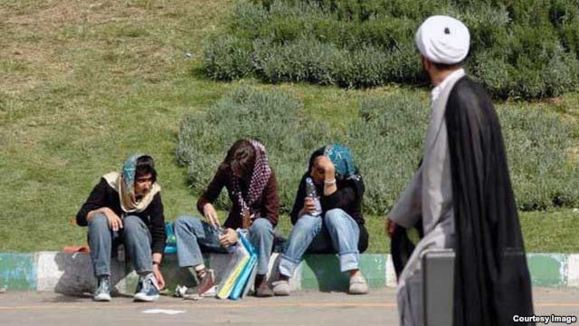 ضرب و شتم یک روحانی در سمنان توسط یک دختر ضرب و شتم یک روحانی در سمنان توسط یک دختر