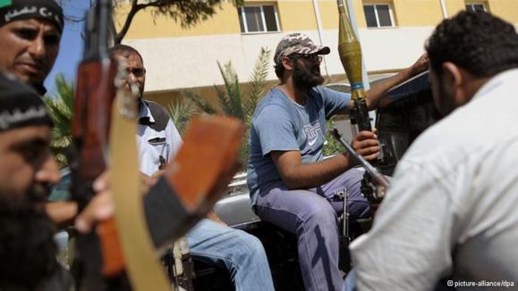 مردم لیبی سلاح‌‌های خود را تحویل می‌دهند