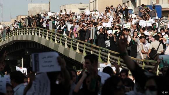 معترضان به نتایج انتخابات ۱۳۸۸ در شعارهایشان، رهبر ایران و فرزندش مجتبی خامنهای را مورد شماتت قرار دادند معترضان به نتایج انتخابات ۱۳۸۸ در شعارهایشان، رهبر ایران و فرزندش مجتبی خامنهای را مورد شماتت قرار دادند
