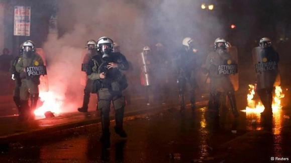 پارلمان یونان در محاصره معترضان بسته ریاضتی تازه‌ای به تصویب رساند