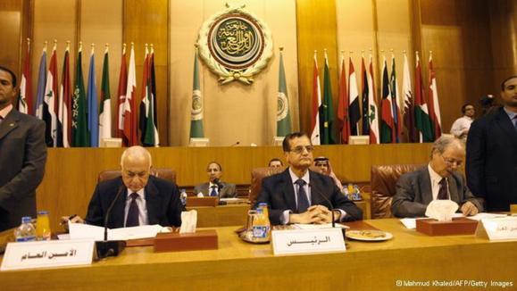 مقر اتحادیه عرب در قاهره. نبیل العربی (چپ)، دبیرکل اتحادیه عرب و عدنان منصور (وسط)، وزیر امورخارجه لبنان در اجلاس اضطراری این اتحادیه در روز شنبه ۱۷ نوامبر