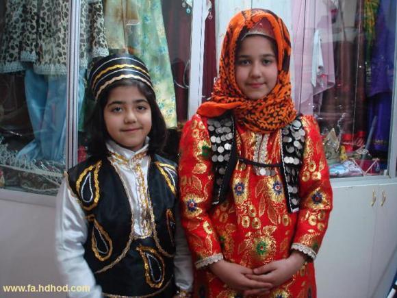 دو کودک ترک آذری با لباس محلی