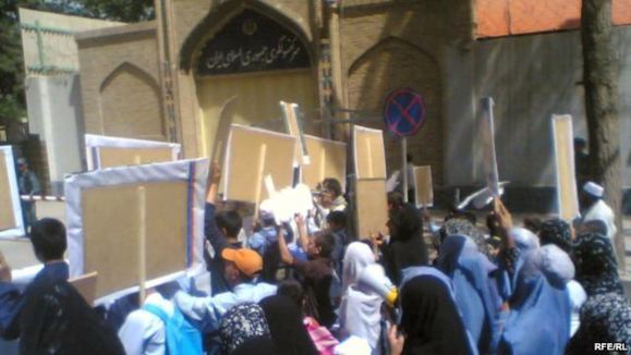 حمله گروهی خشمگين به کنسولگری ايران در شهر هرات افغانستان حمله گروهی خشمگين به کنسولگری ايران در شهر هرات افغانستان
