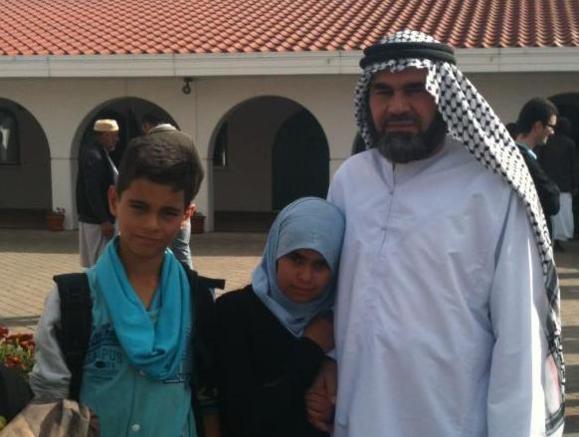 شیخ ابو عمر اهوازی با فرزندان خود، ایشان پس از تحمل چندین سال زندانی به کشور سوید پناهنده شدند