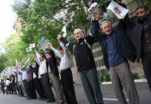 تجمع کارگران کشت و صنعت کارون شوشتر در مقابل دفتر ریاست جمهوری شش روزه شد تجمع کارگران کشت و صنعت کارون شوشتر در مقابل دفتر ریاست جمهوری شش روزه شد