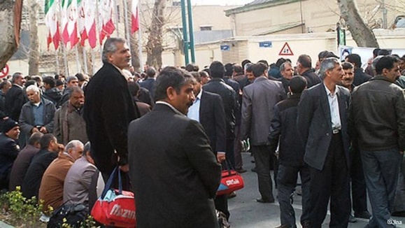ادامه تجمع کارگران کشت و صنعت شوشتر در برابر دفتر ریاست جمهوری ادامه تجمع کارگران کشت و صنعت شوشتر در برابر دفتر ریاست جمهوری