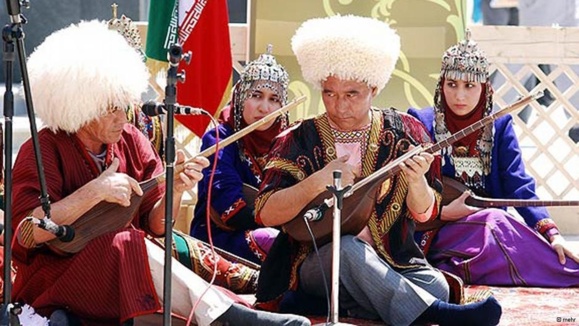 دکتر مجید تکه (راست)، از بخشیهای معاصر ترکمن دکتر مجید تکه (راست)، از بخشیهای معاصر ترکمن