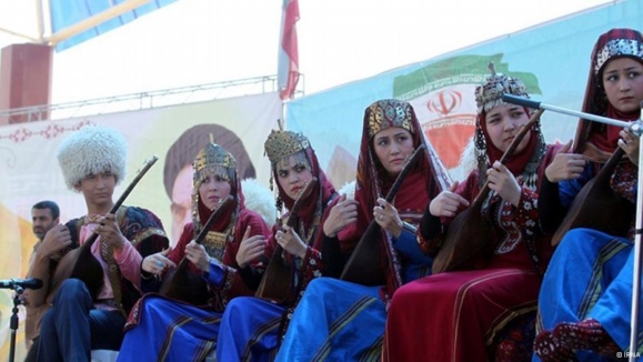 اجرای موسیقی ترکمن در جشن ۲۷۹مین سالروز تولد مختومقلی فراغی، شاعر ترکمن اجرای موسیقی ترکمن در جشن ۲۷۹مین سالروز تولد مختومقلی فراغی، شاعر ترکمن