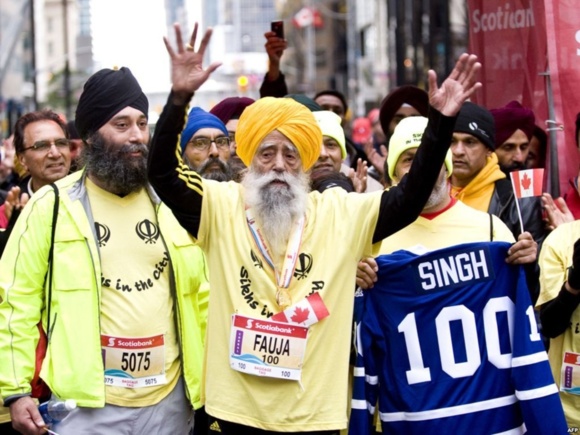 دونده ۱۰۱ ساله بريتانيايی هندی تبار کفش های ماراتن خود را آويخت دونده ۱۰۱ ساله بريتانيايی هندی تبار کفش های ماراتن خود را آويخت