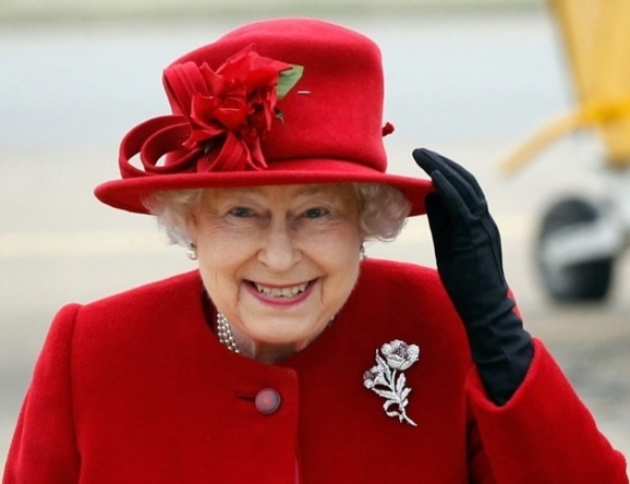 ملکه الیزابت دوم پس از ۲۴ ساعت درمان در بیمارستانی در لندن به کاخ خود بازگشت