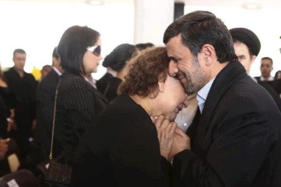 محمود احمدی نژاد هنگام همدردی با مادر چاوز محمود احمدی نژاد هنگام همدردی با مادر چاوز