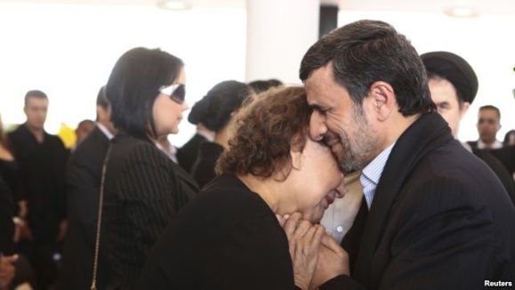 عکس همدردی احمدی‌نژاد با مادر چاوز، سعی دارد چهره‌ای نافی محرمات شرعی از احمدی‌نژاد بسازد.