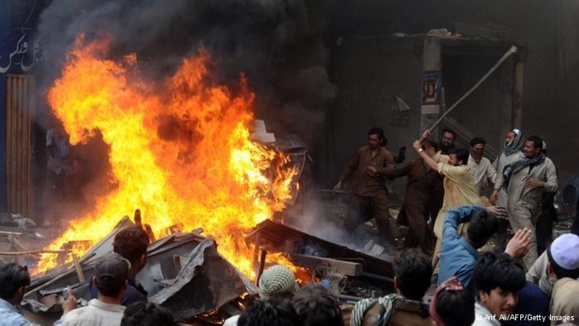 چند خانه متعلق به شهروندان مسیحی لاهور در روز شنبه به دست مسلمانان متعصب به آتش کشیده شدند 