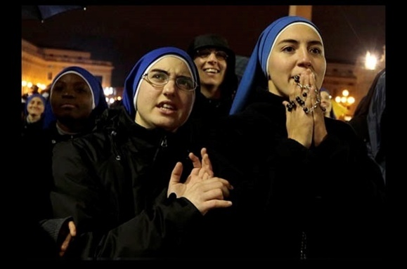 روز نخست رأیگیری در واتیکان؛ دود سفیدی برنخاست روز نخست رأیگیری در واتیکان؛ دود سفیدی برنخاست