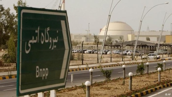 نیروگاه بوشهر تاکنون با اشکالات مختلف ازجمله شکستن پمپ، خروج میله سوختی، کرم رایانه‌ای، و اشکال در ژنراتور روبه‌رو شده‌است.