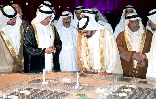بزرگ‌ترین نیروگاه خورشیدی جهان در امارات شروع به کار کرد