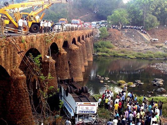 در سقوط یک اتوبوس از پل در هند نزدیک به چهل نفر کشته شدند