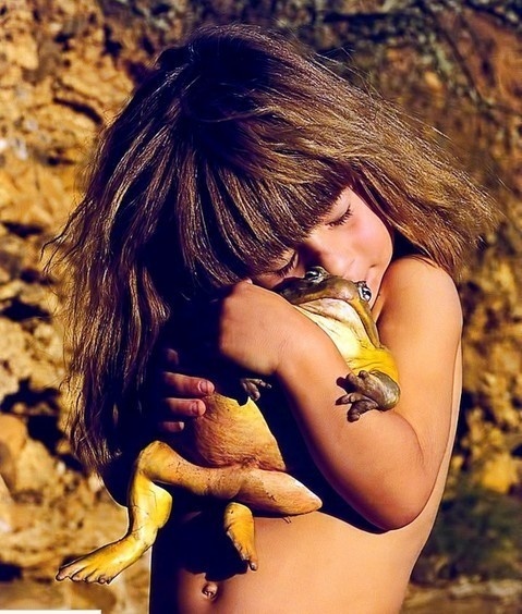  همزيستي دخترك شجاع با حيوانات وحشى