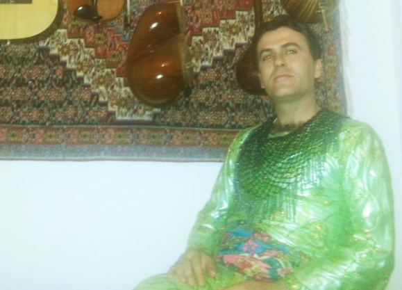 یک فعال مرد در اعتراض به توهین دادگاه مریوان به زنان لباس زنانه بر تن کرد+ عکس یک فعال مرد در اعتراض به توهین دادگاه مریوان به زنان لباس زنانه بر تن کرد+ عکس