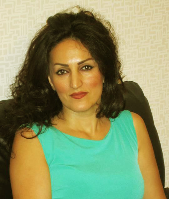 یک فعال مرد در اعتراض به توهین دادگاه مریوان به زنان لباس زنانه بر تن کرد+ عکس یک فعال مرد در اعتراض به توهین دادگاه مریوان به زنان لباس زنانه بر تن کرد+ عکس