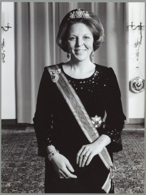 ملکه هلند سلطنت ‌را به پسرش واگذار کرد+مجموعه عکس