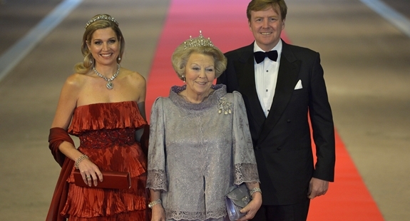 ملکه هلند سلطنت ‌را به پسرش واگذار کرد+مجموعه عکس