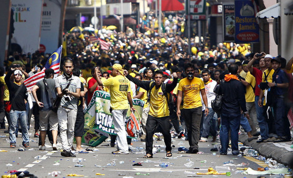 چهل هزار مالزيايی عليه نتايج انتخابات پارلمانی اين کشور تظاهرات کردند