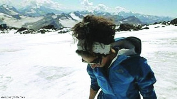 یک دختردانشجوی ۲۵ ساله سعودی، اورست بلندترین قله جهان را فتح کرد