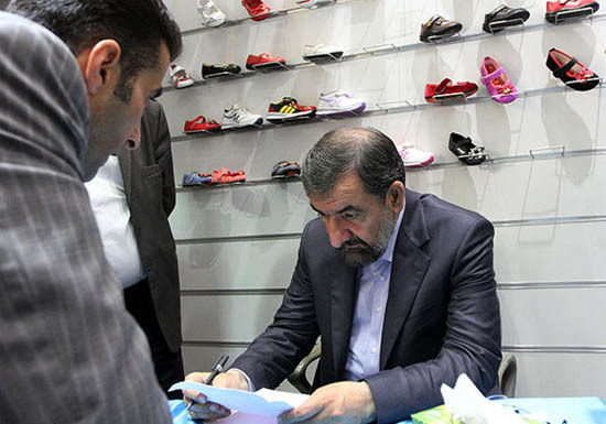سرقت کفش های محسن رضایی در مسجد محل سخنرانی سرقت کفش های محسن رضایی در مسجد محل سخنرانی