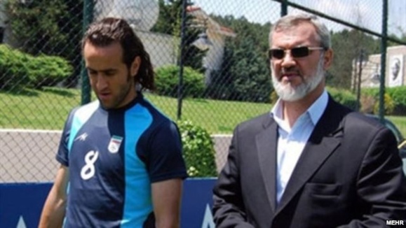 علی کریمی (چپ) همراه با محمد رویانیان، مدیر باشگاه پرسپولیس