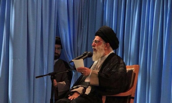 سخنرانی خامنه ای در سالگرد در گذشت آقای خمینی. آن که از پشت پرده  سرک کشیده، آقا زاده "مسعود خامنه ای" اس