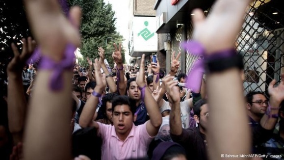 بسیاری از وبلاگنویسها و کاربران شبکهی مجازی نوشتند که امید از دست رفته از سرکوب جنبش سبز را دوباره پیدا کردند. بسیاری از وبلاگنویسها و کاربران شبکهی مجازی نوشتند که امید از دست رفته از سرکوب جنبش سبز را دوباره پیدا کردند.