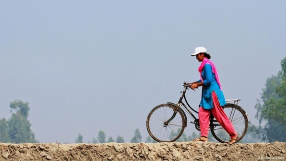 مدد کاران همه فن حریف بنگلادشی با دوچرخه و لپ‌تاپ در خدمت مردم