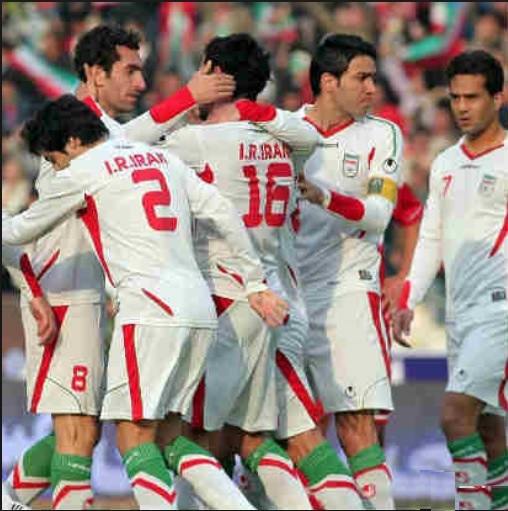 کتک زدن رحمان احمدی توسط بازیکنان کره اى بعد از پایان بازی تيمهاي ملي ايران و كره جنوبي کتک زدن رحمان احمدی توسط بازیکنان کره اى بعد از پایان بازی تيمهاي ملي ايران و كره جنوبي