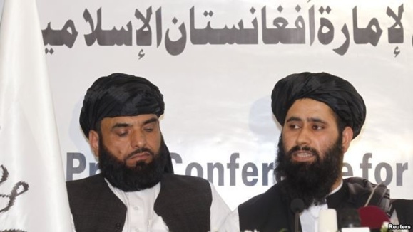محمد نعیم، سخنگوی طالبان (راست) در نشست خبری این گروه در دوحه محمد نعیم، سخنگوی طالبان (راست) در نشست خبری این گروه در دوحه